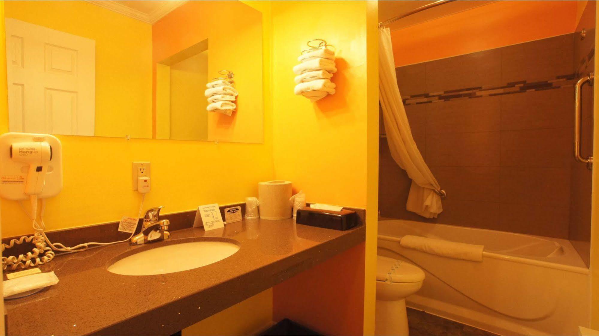 Harmony Inn Годерич Экстерьер фото